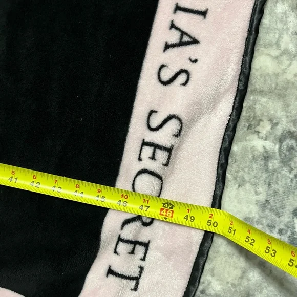 Victoria's Secret Black and Light Pink Throw - Picture 3 of 3